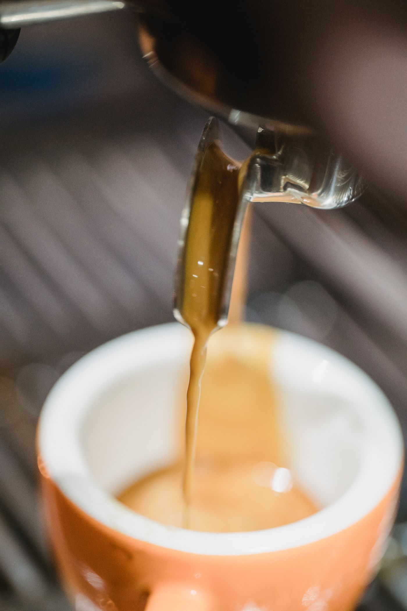 Espresso läuft in die Tasse
