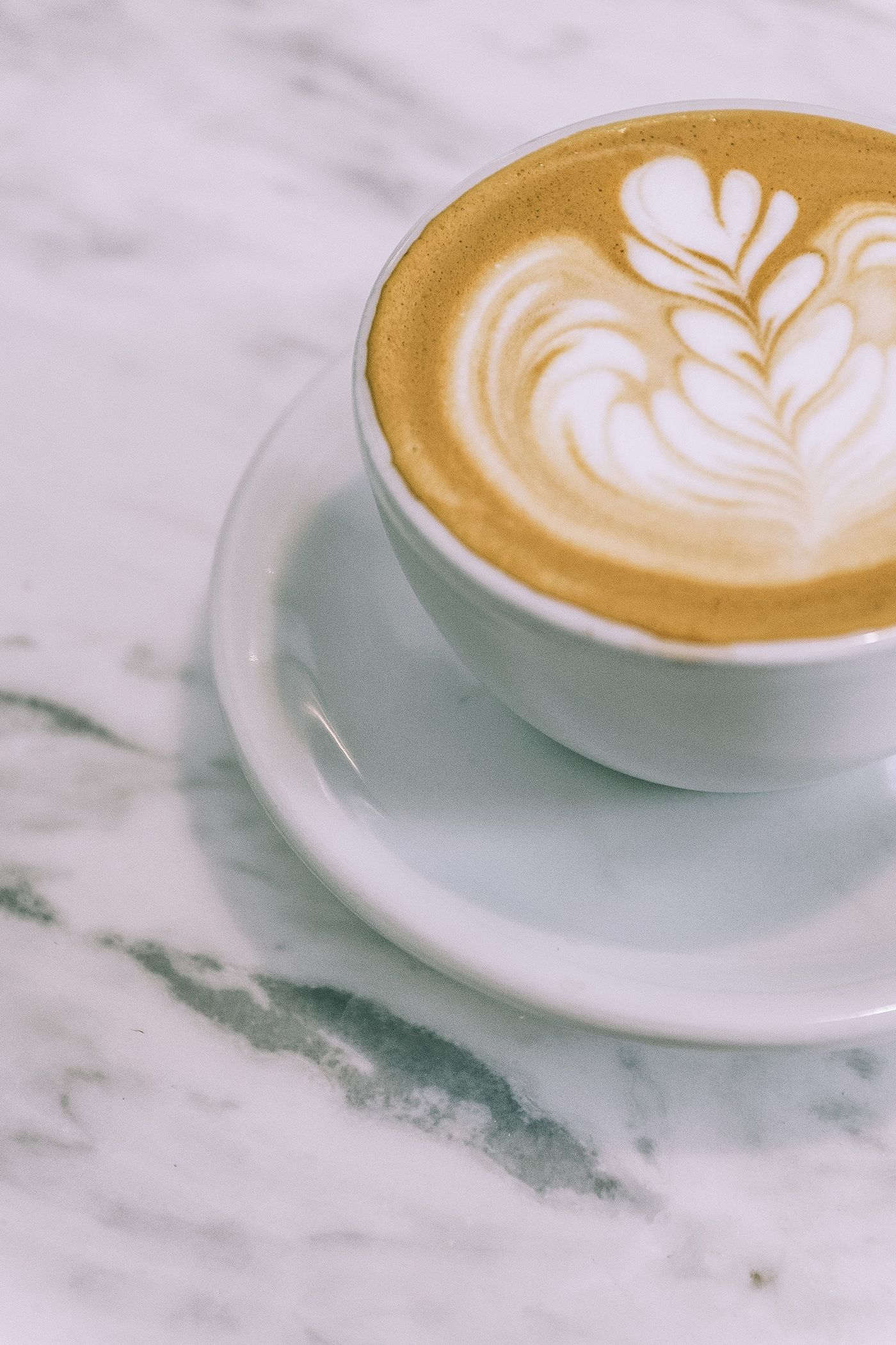 Latte Art in Herzform in einer Tasse