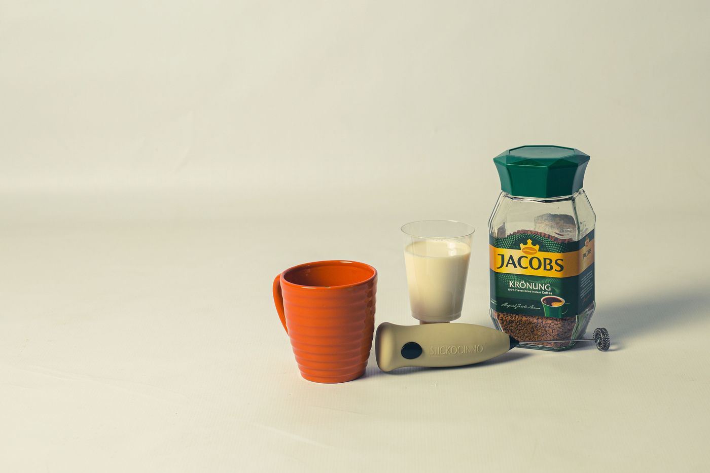 Milch wird aufgeschäumt